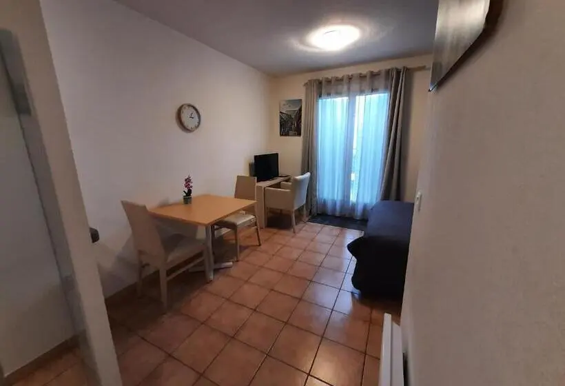 Standard-studio Terassi, Studio