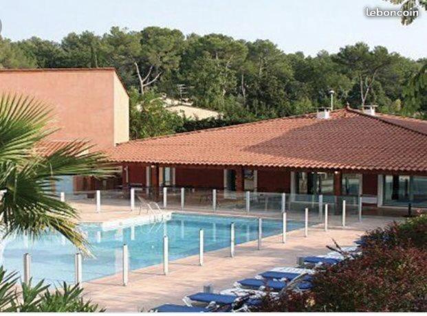 스탠다드 스튜디오 (테라스구비), Studio