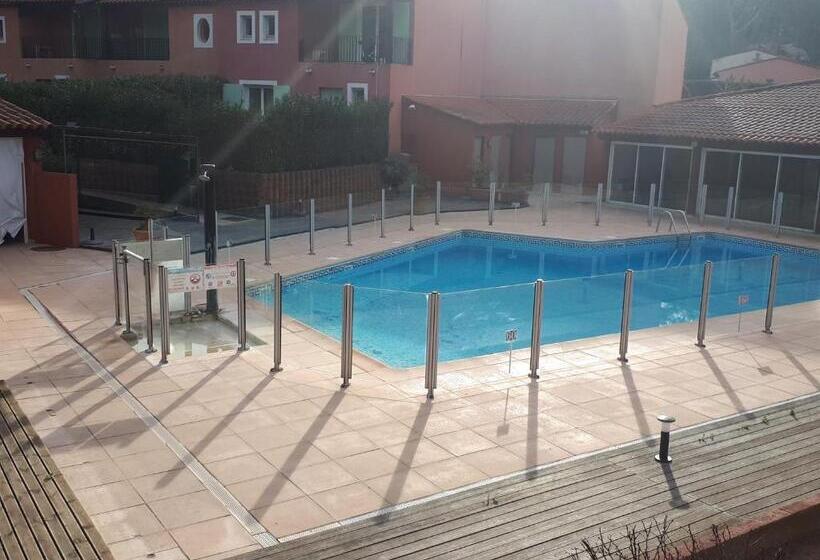 스탠다드 스튜디오 (테라스구비), Studio