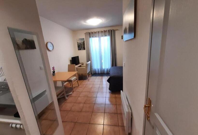 스탠다드 스튜디오 (테라스구비), Studio