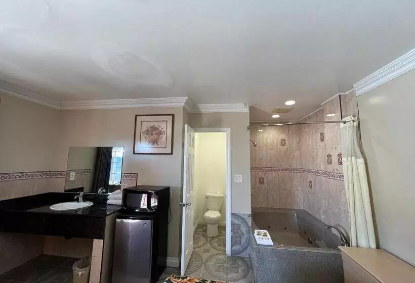 سوییت لوکس, Flamingo Motel Oxnard