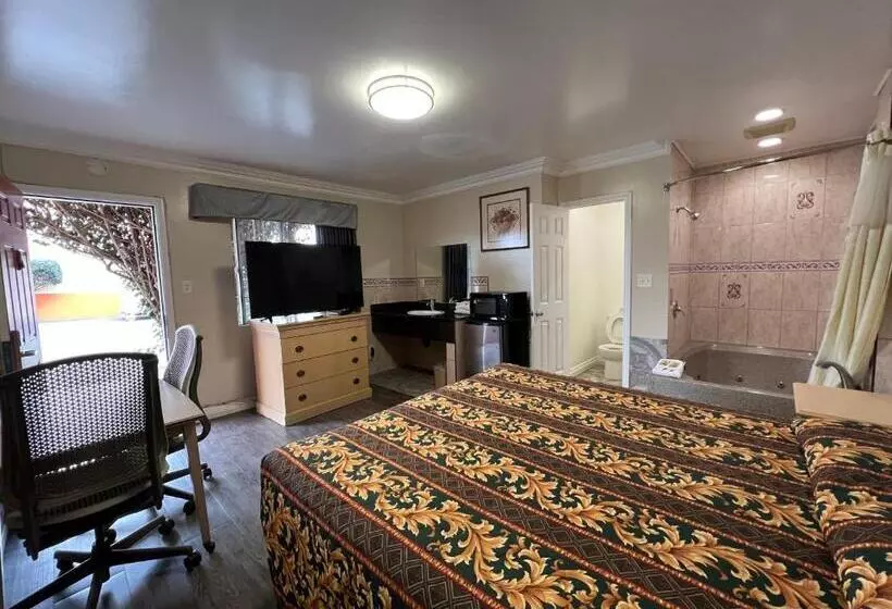 سوییت لوکس, Flamingo Motel Oxnard