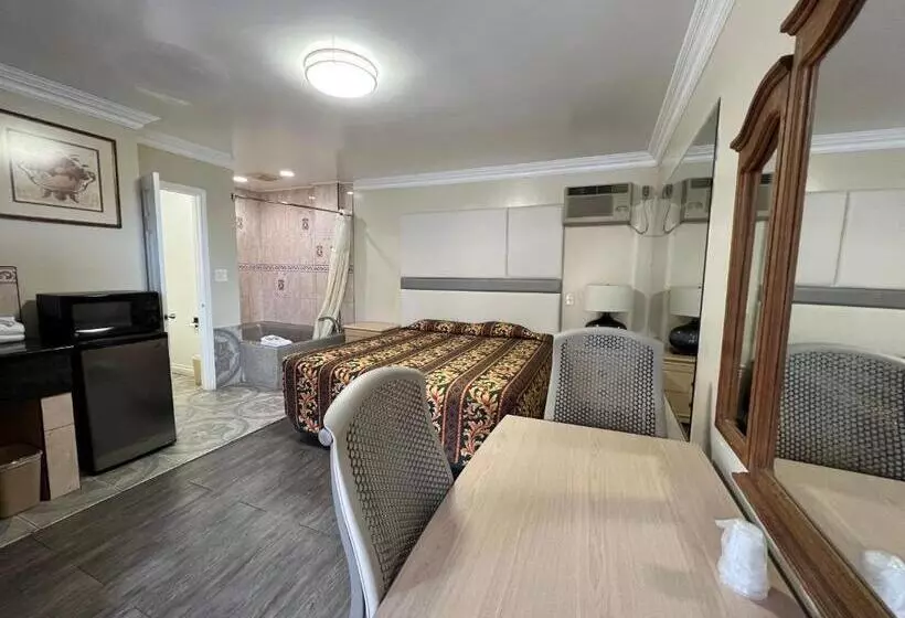 سوییت لوکس, Flamingo Motel Oxnard