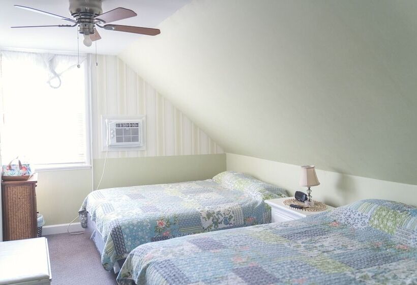 带2个双人床的标准工作室, Atlantic House Bed & Breakfast