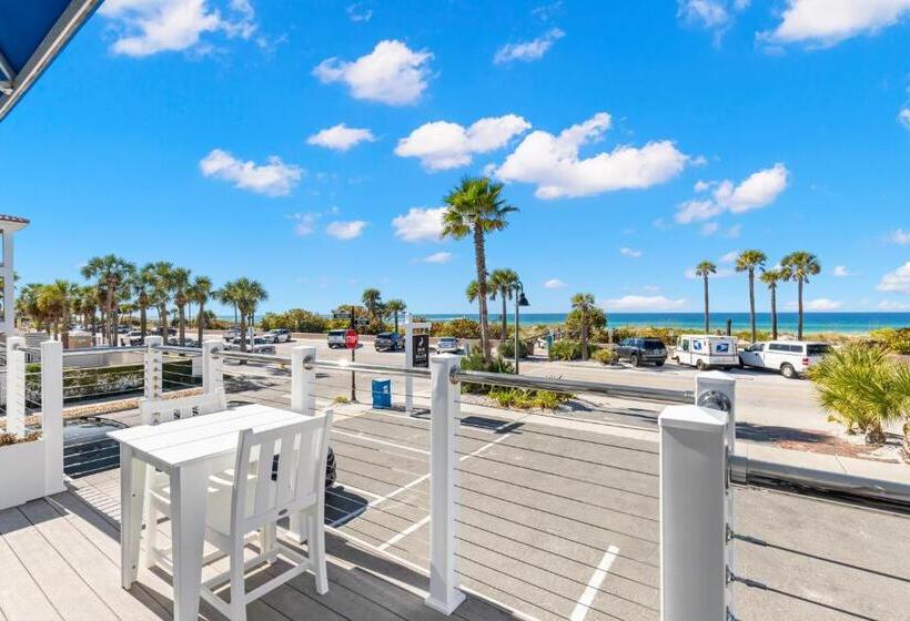 带大床的复式套间, Inn On The Beach