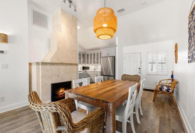 带大床的复式套间, Inn On The Beach