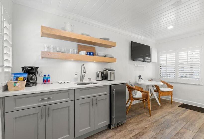 标准工作室, Inn On The Beach