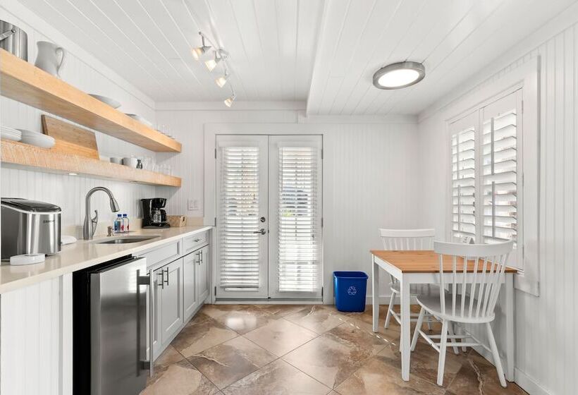 标准工作室, Inn On The Beach