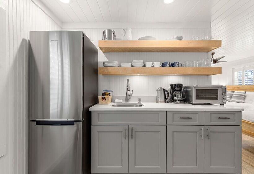 标准工作室, Inn On The Beach