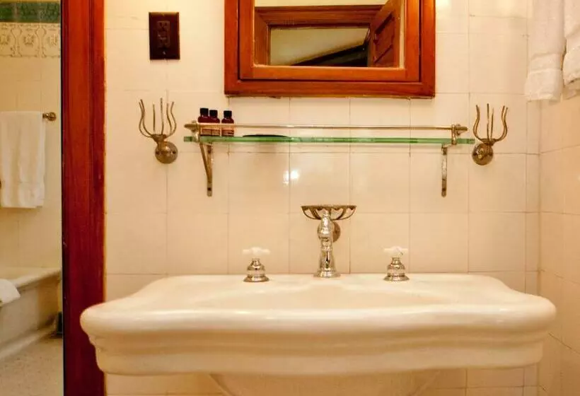 キングサイズベッドのエクゼクティブルーム, Showers Inn
