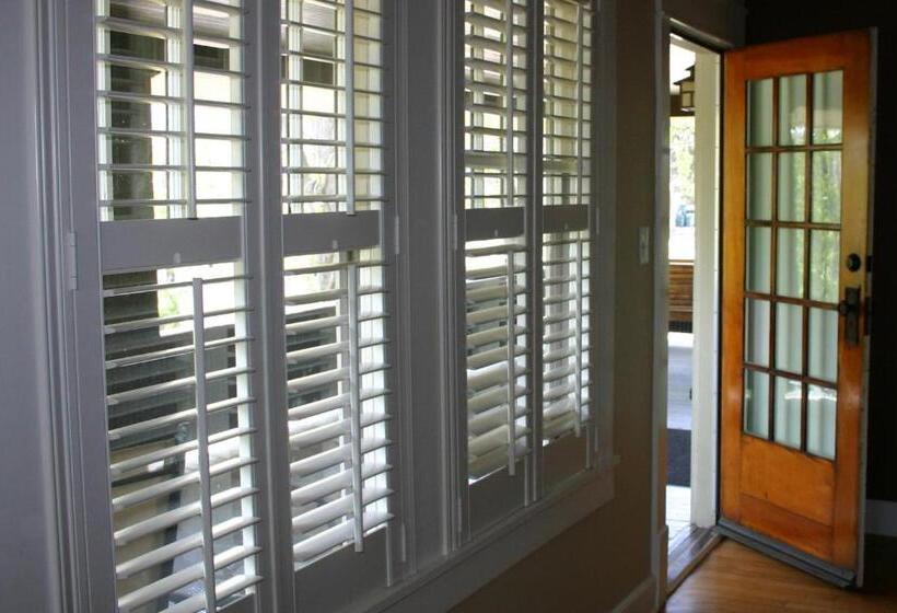 스탠다드 룸 킹사이즈 침대, Showers Inn