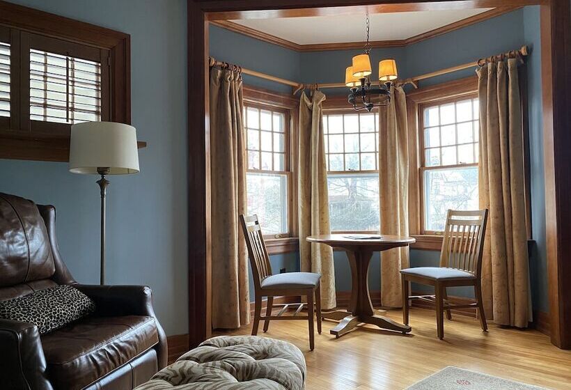 스탠다드 룸 더블 침대, Showers Inn