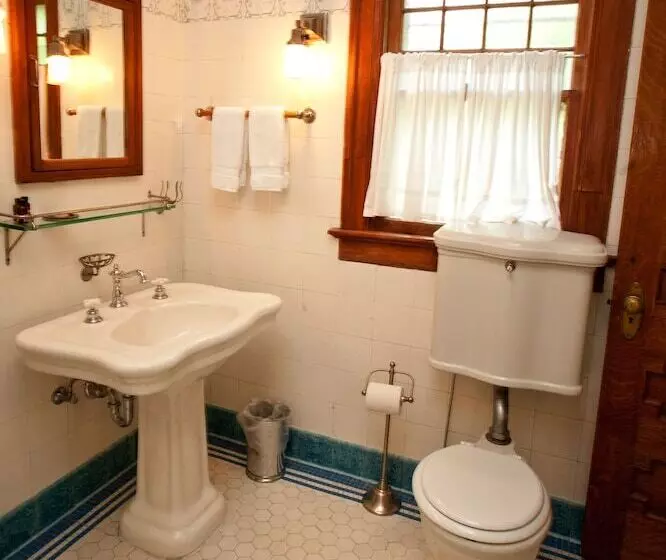 ダブルベッドスタンダードルーム, Showers Inn