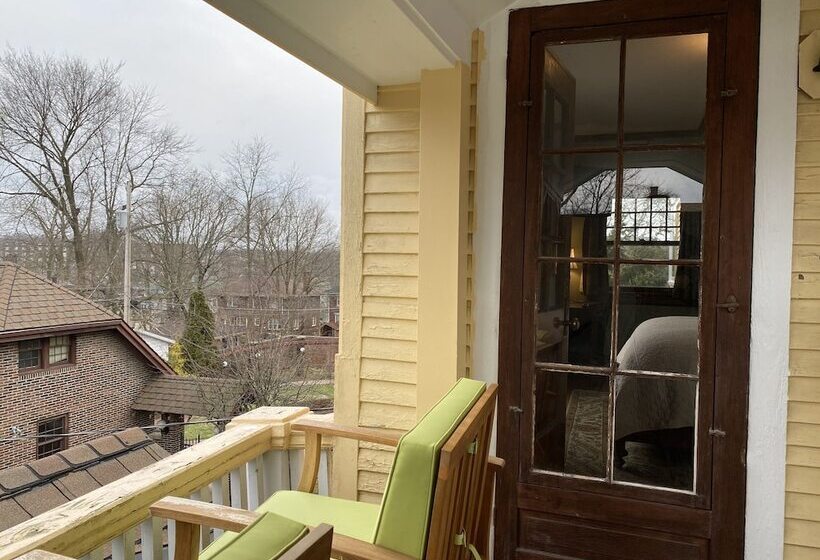 스탠다드 룸 더블 침대, Showers Inn