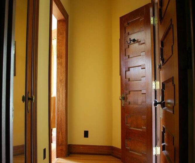 스탠다드 룸 더블 침대, Showers Inn