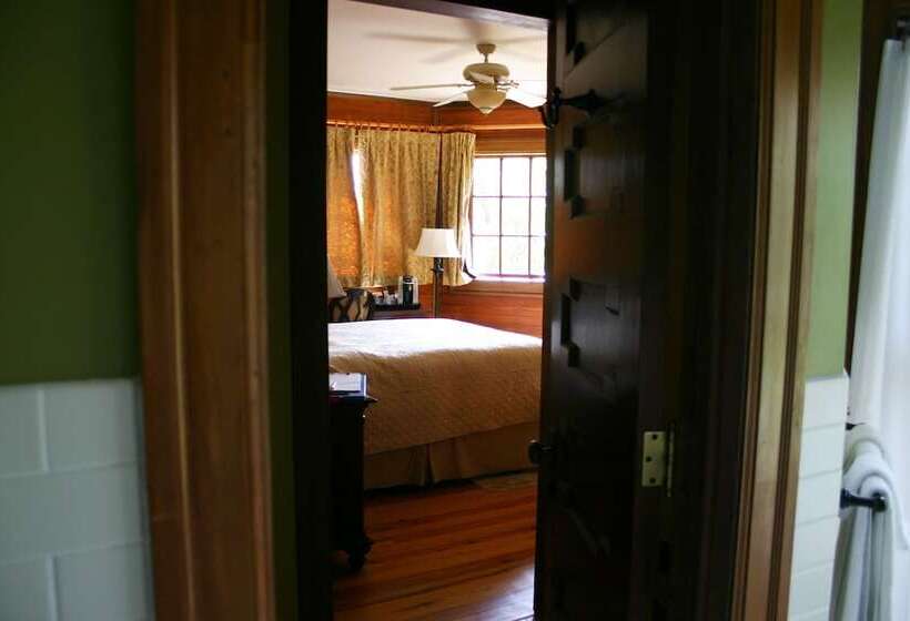 스탠다드 룸 더블 침대, Showers Inn