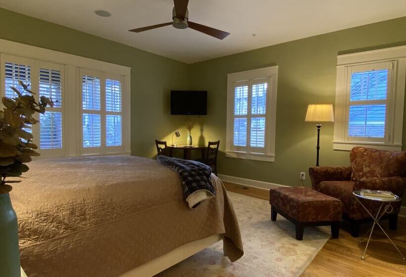 스탠다드 룸 더블 침대, Showers Inn