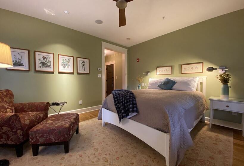 스탠다드 룸 더블 침대, Showers Inn