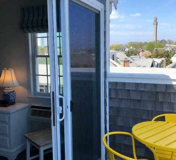 اتاق لوکس با تخت بزرگ, The Bradford