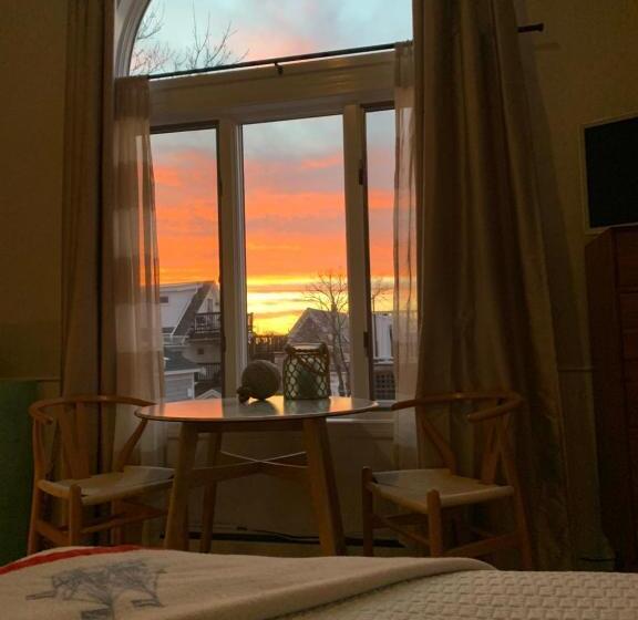 اتاق لوکس, The Bradford