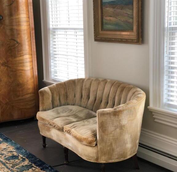 اتاق لوکس با تخت بزرگ, The Bradford