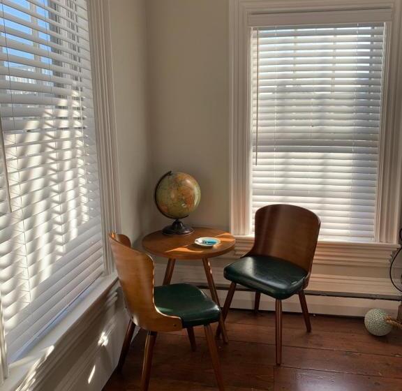 اتاق لوکس, The Bradford