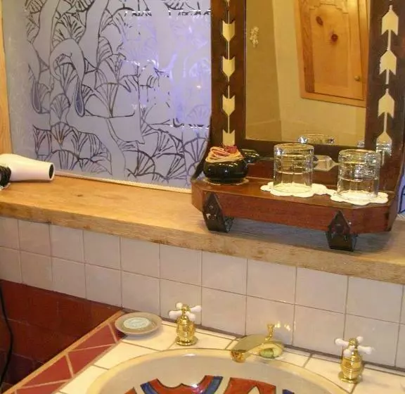 デラックスルーム, Touchstone Inn