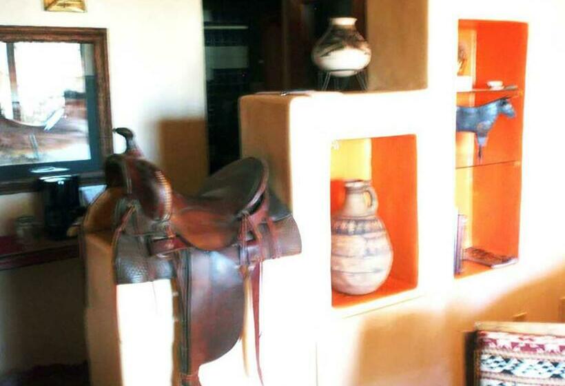 디럭스 룸, Touchstone Inn