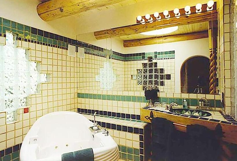 Люкс с Балконом, Touchstone Inn