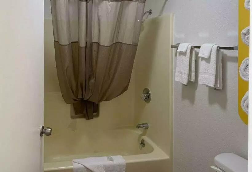 キングサイズベッドのスタンダードルーム, Motel 6 Cameron Mo