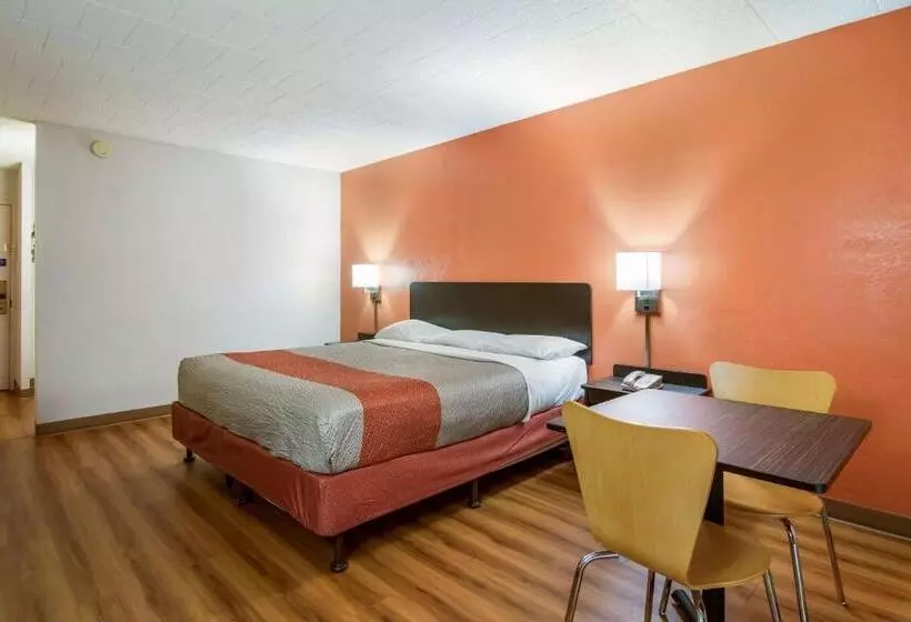 キングサイズベッドのスタンダードルーム, Motel 6 New Stanton, Pa