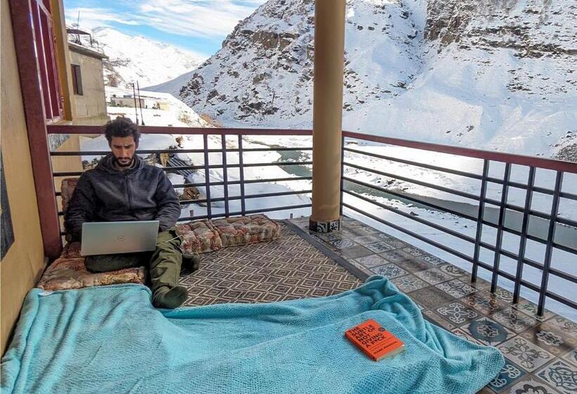 주니어 스위트, Moustache Koksar Luxuria, Sissu