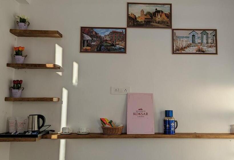 주니어 스위트, Moustache Koksar Luxuria, Sissu