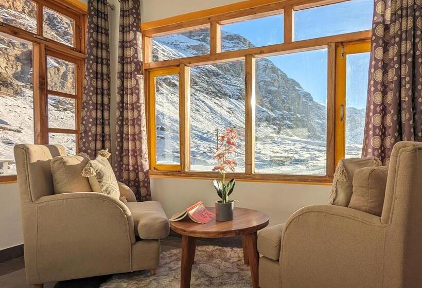 주니어 스위트, Moustache Koksar Luxuria, Sissu