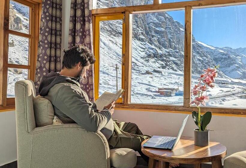 주니어 스위트, Moustache Koksar Luxuria, Sissu