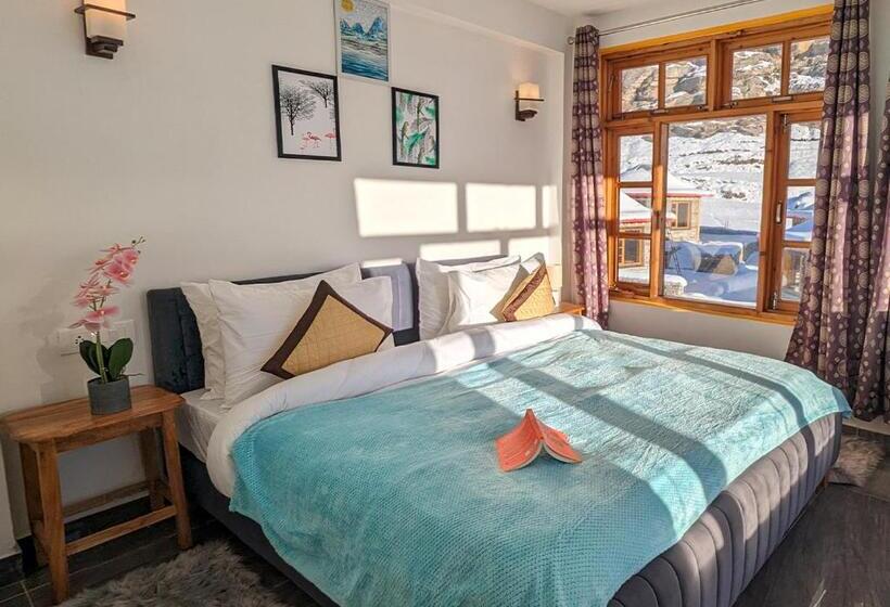 주니어 스위트, Moustache Koksar Luxuria, Sissu