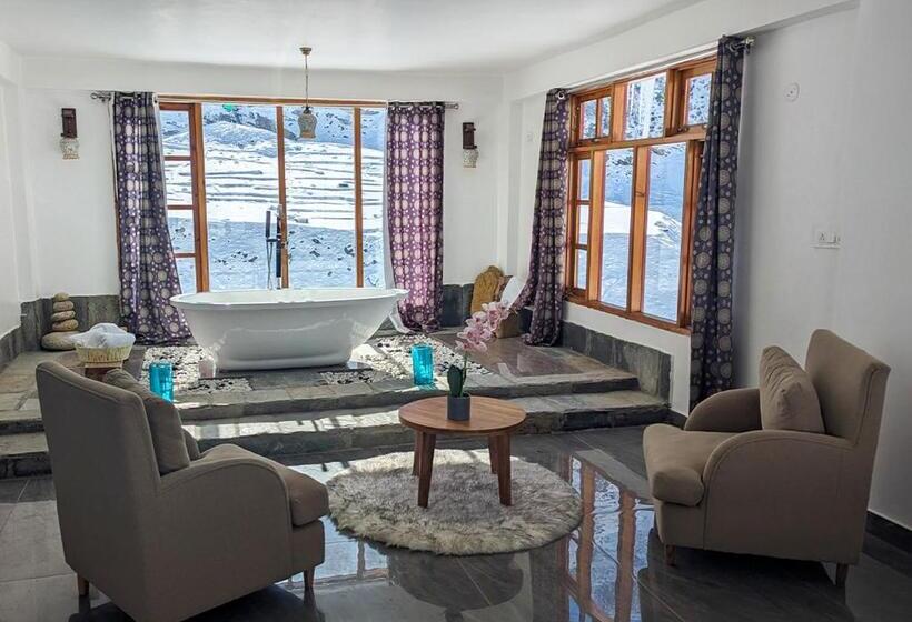 프레지덴셜 스위트, Moustache Koksar Luxuria, Sissu