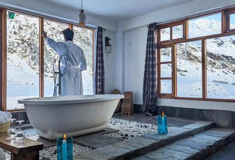 프레지덴셜 스위트, Moustache Koksar Luxuria, Sissu