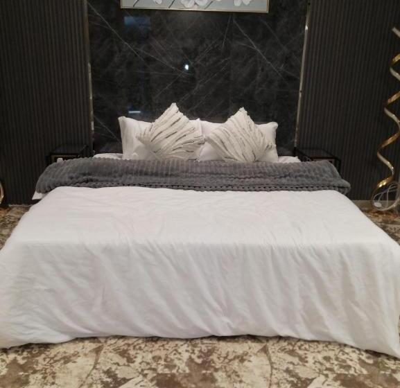 سوییت با چشم‌انداز دریا, Royal Time