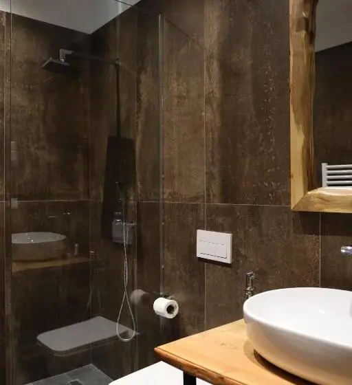 Deluxe Kolmen Hengen Huone, Sofra Kolonjare