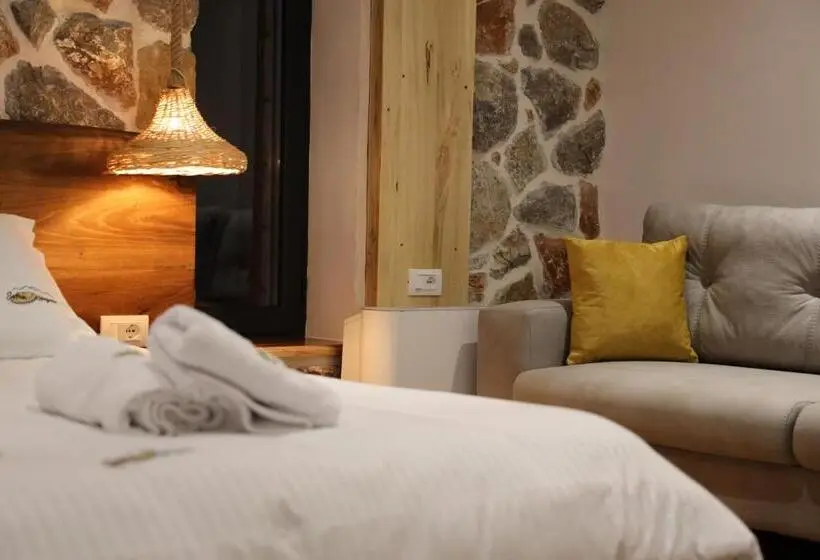 Deluxe Kolmen Hengen Huone, Sofra Kolonjare