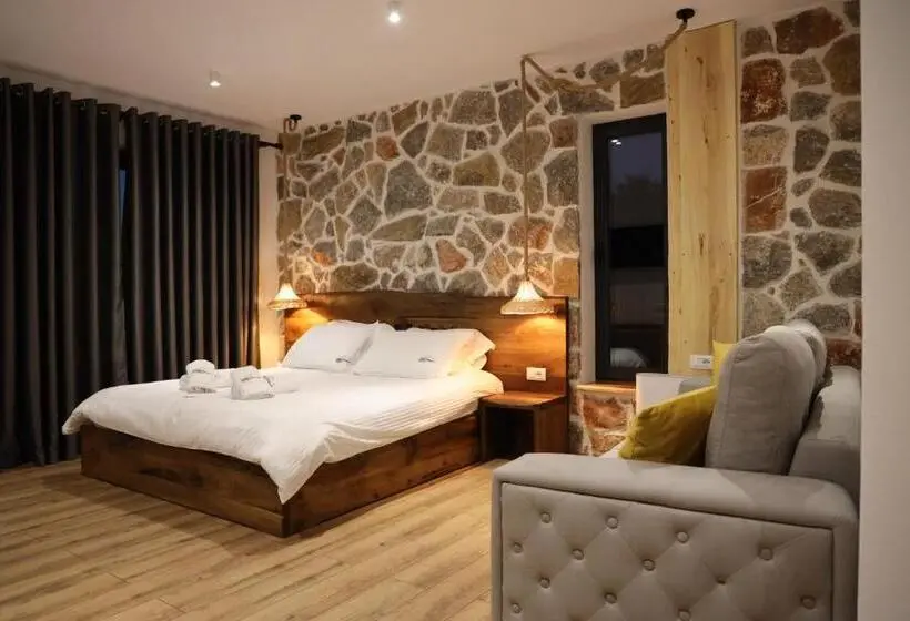 Deluxe Kolmen Hengen Huone, Sofra Kolonjare