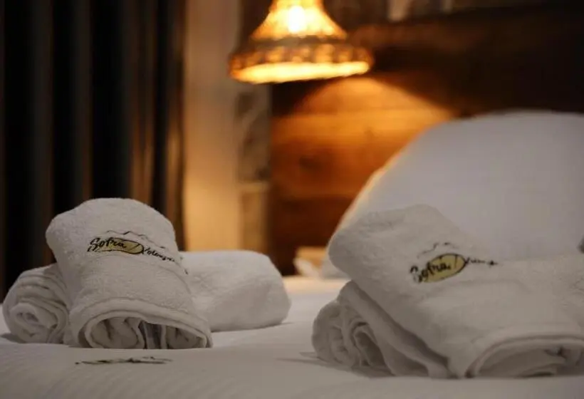 Deluxe Kolmen Hengen Huone, Sofra Kolonjare
