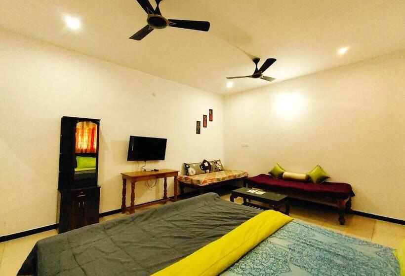 اتاق خانوادگی با چشم‌انداز باغ, The Asian Villa