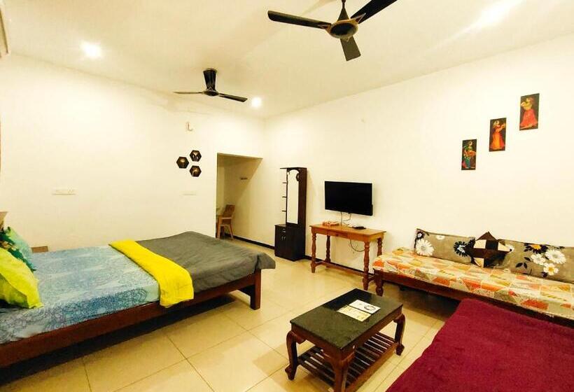 اتاق خانوادگی با چشم‌انداز باغ, The Asian Villa