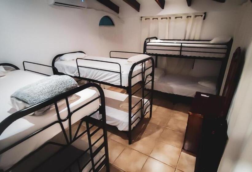 سرير فى غرفة مشتركه, Las Motas Surf Camp & Hostel