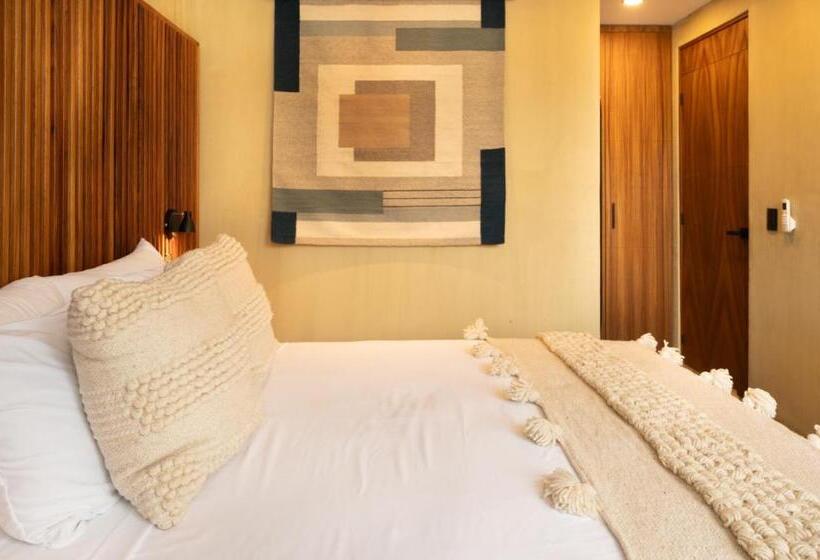 Студия Deluxe, Maramara More To Live