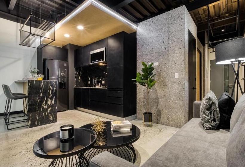 דירה בת חדר שינה 1 עם מרפסת, Downtown Designer Apartments By Uliv