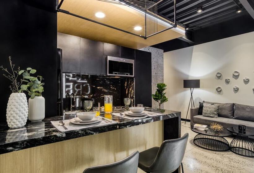 דירה בת חדר שינה 1 עם מרפסת, Downtown Designer Apartments By Uliv
