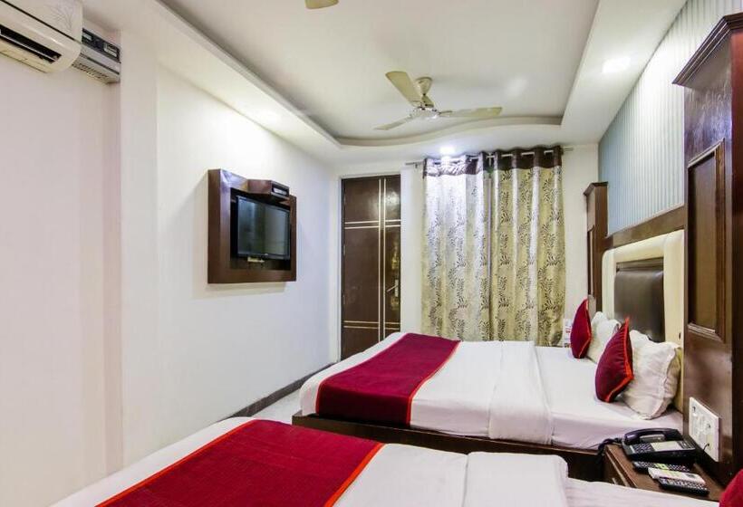 Quarto Triplo Clássico, Shyam   In Front Of Ndls Station